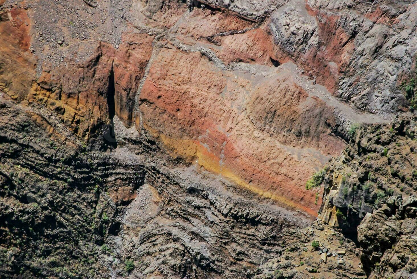 ein Berg mit bunt Felsen Formationen foto