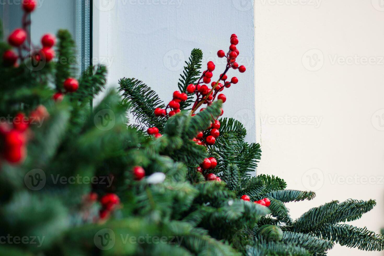 Weihnachten Dekorationen auf Fenster. Tanne Geäst mit rot Beeren. foto