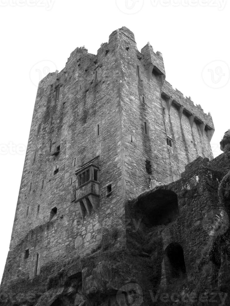 alt keltisch Schloss Turm isoliert Über Weiß Hintergrund, Geschwätz Schloss im Irland, keltisch Festung foto