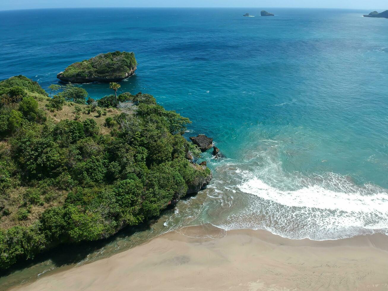 ungapan Strand ist im Osten Java, Indonesien, mit Schatten Strahlen Das reflektieren in das Wälder und Blau Meer Wasser foto