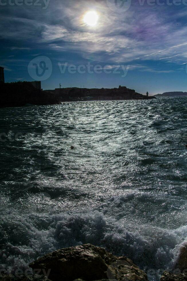 Welle auf das Hafen von marseille foto