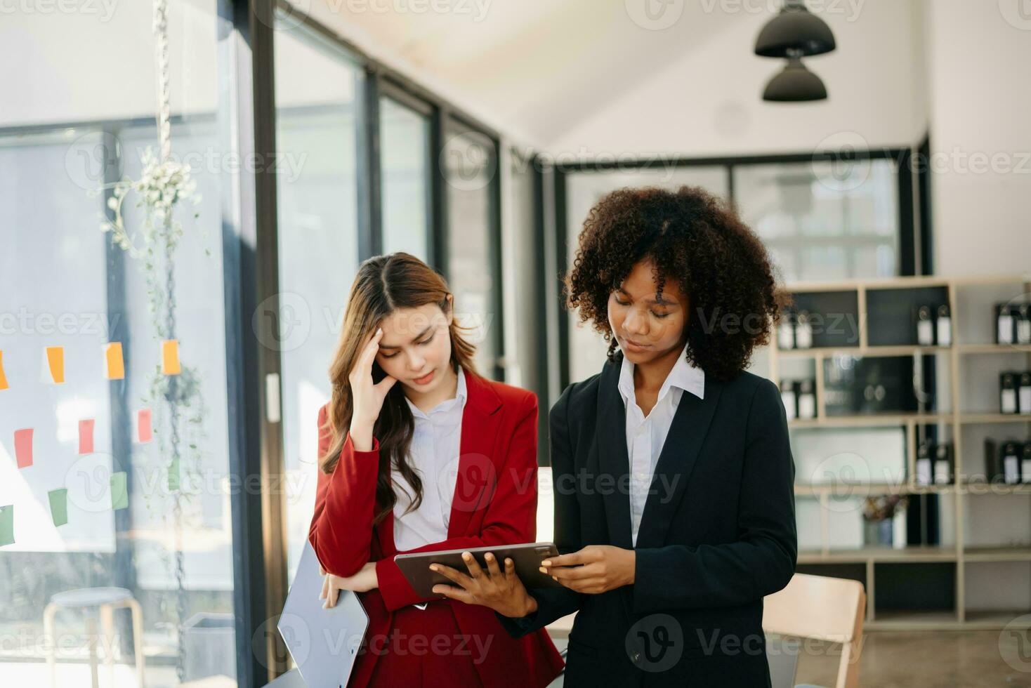 Mannschaft Denken von Problem Lösung beim Büro treffen, traurig vielfältig Geschäft Menschen Gruppe schockiert durch Schlecht Nachricht, verärgert Kollegen im Panik nach Unternehmen foto