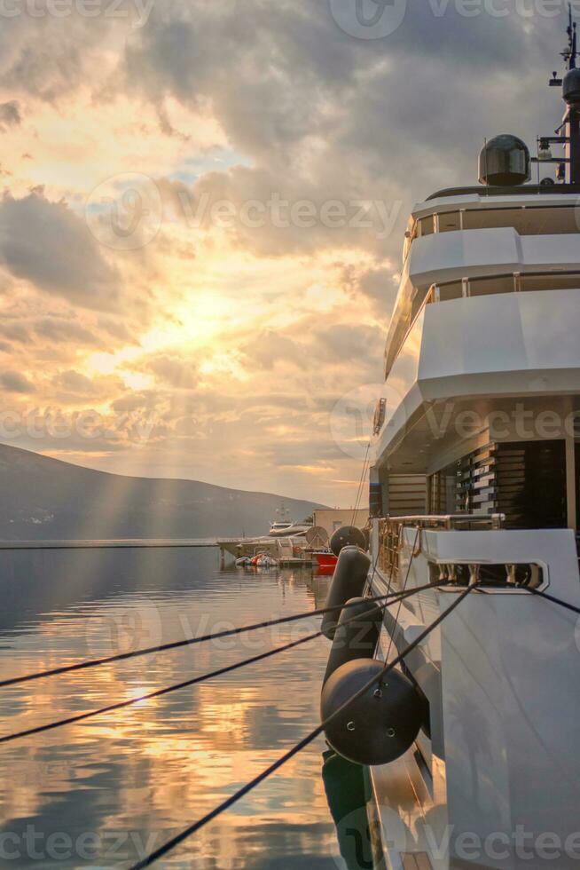 Luxus Yacht beim Sonnenuntergang. Segeln. foto