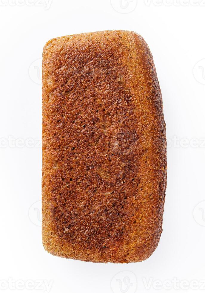 schwarz Brot im das bilden von ein Backstein auf Weiß Hintergrund foto