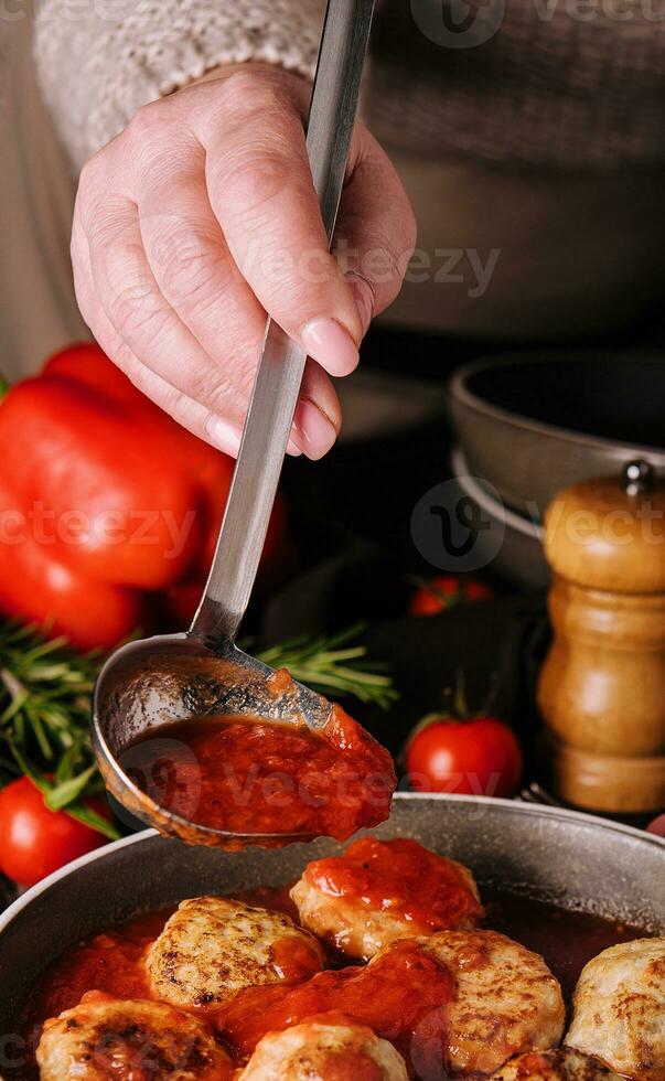 Rindfleisch Fleischklößchen mit Tomate Soße schließen oben foto