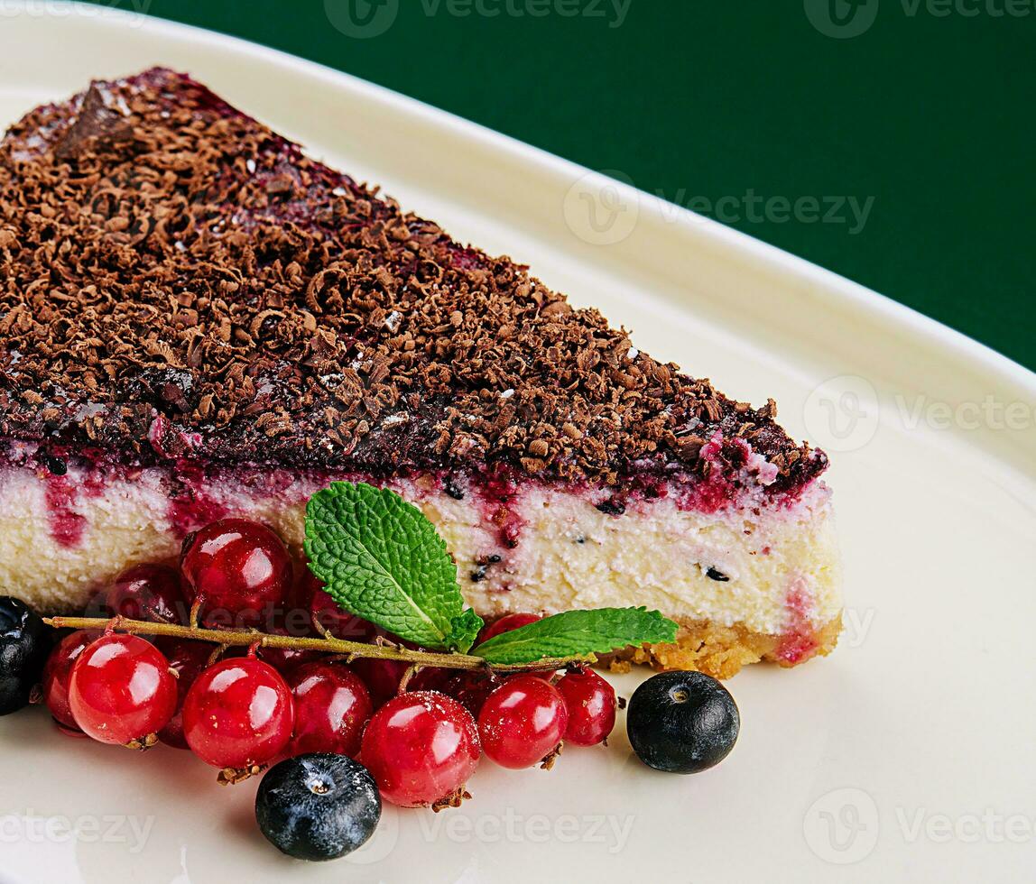 Vanille Käsekuchen mit Schokolade Soße und Beeren foto