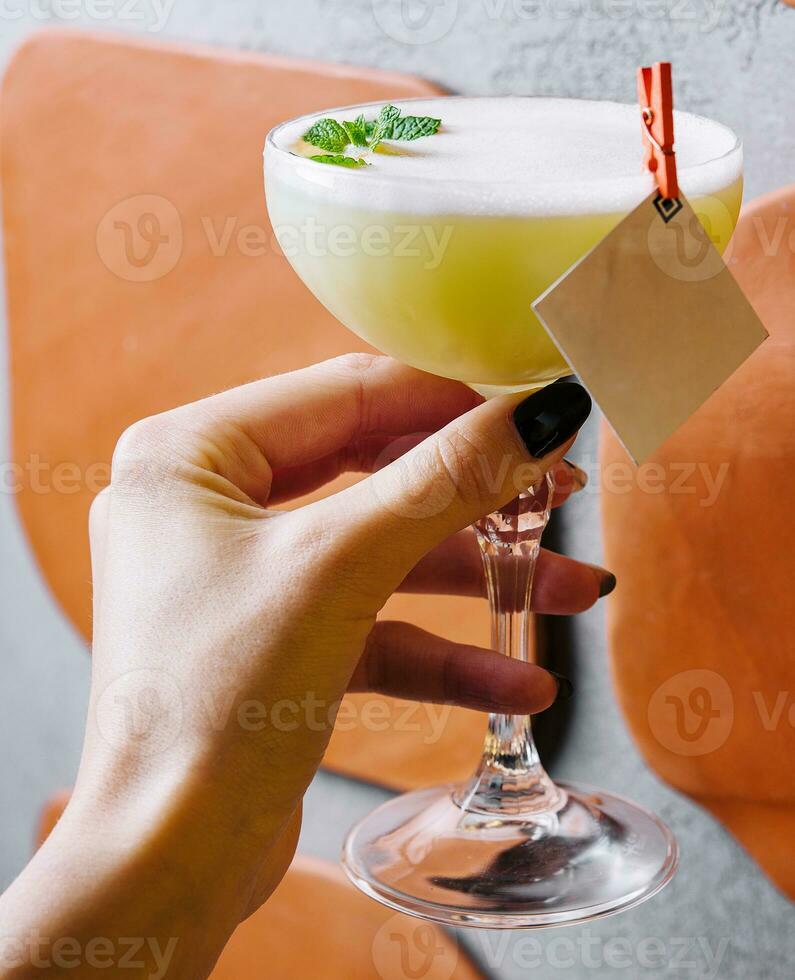 erfrischend kalt Pisco sauer Cocktail im Hand foto