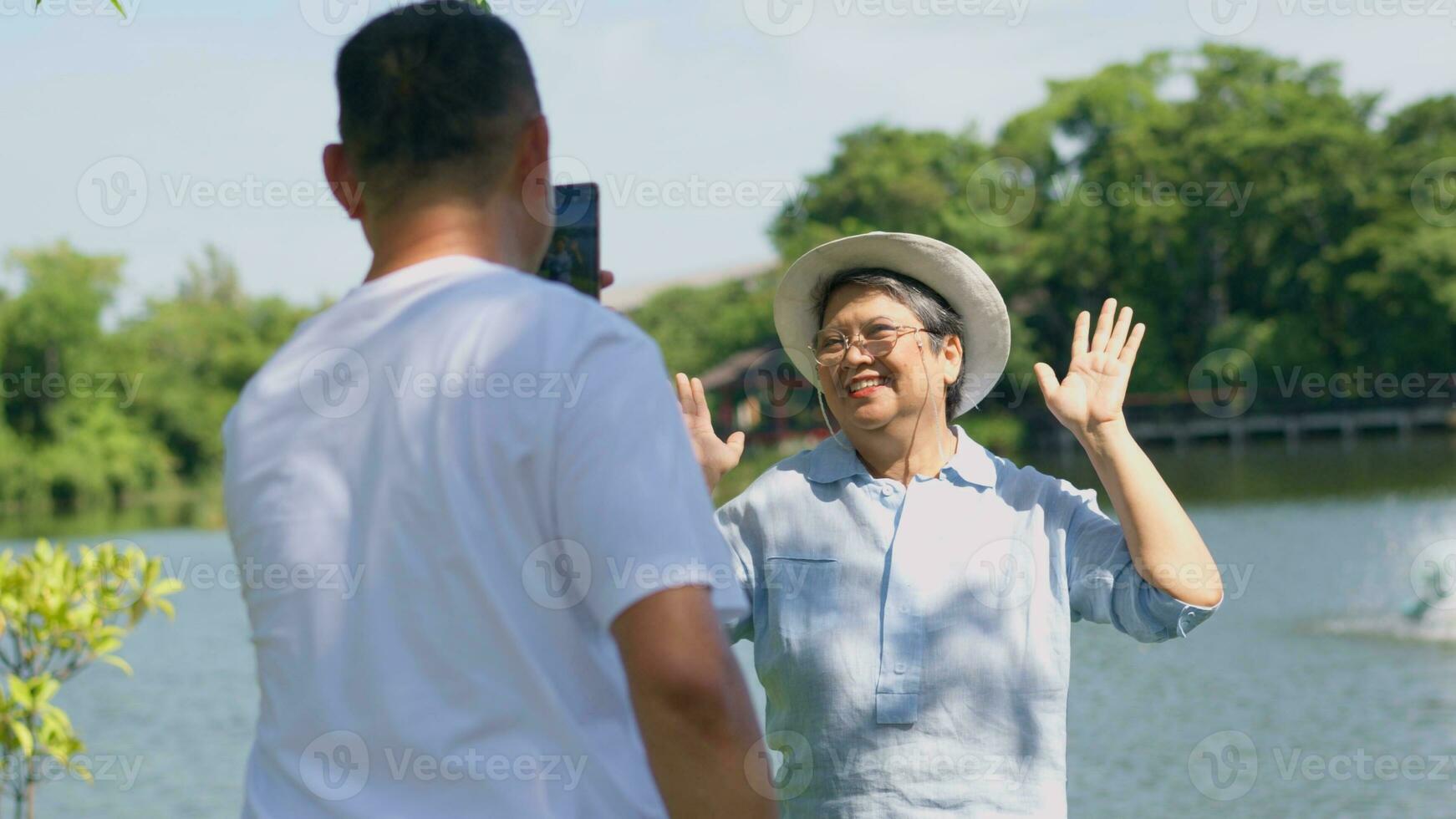 glücklich und gesund Paare asiatisch Foto und vlog Selfie zusammen zum Sozial Medien im Park auf Freizeit. Familie und Freundschaft Lebensstil, Vergnügen von aktiv Senioren, und draussen Aktivität nach Pensionierung