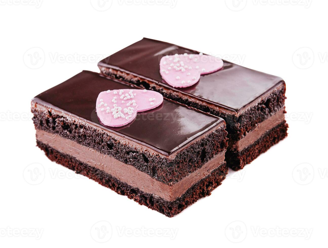 Scheiben von Kuchen im Schokolade Glasur isoliert auf Weiß foto