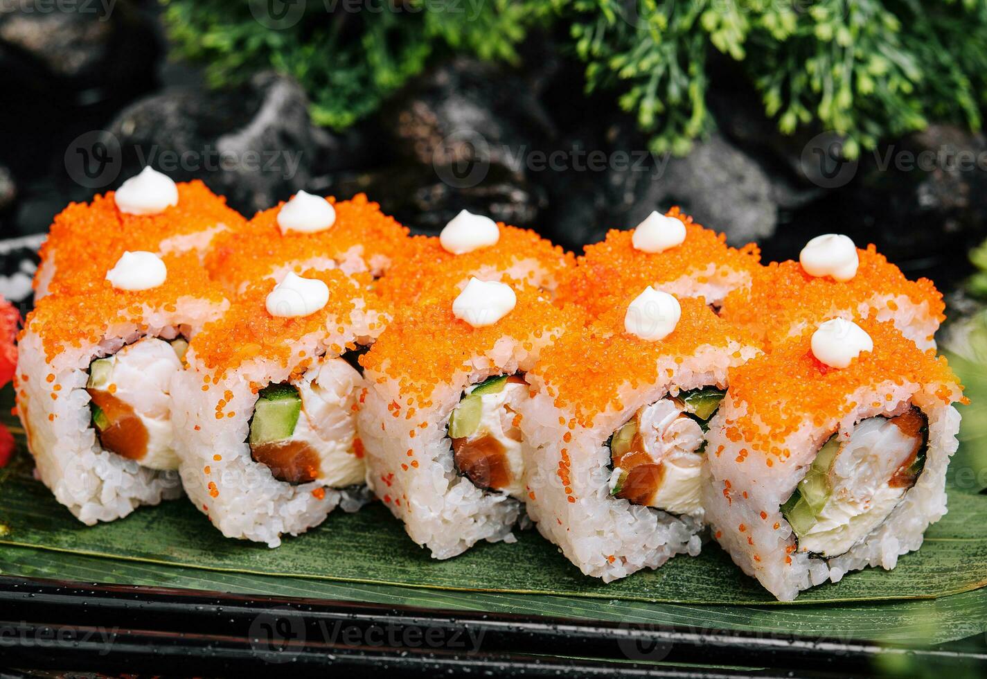 Sushi einstellen mit Käse, Reis, Garnele, Gurke und Kaviar foto