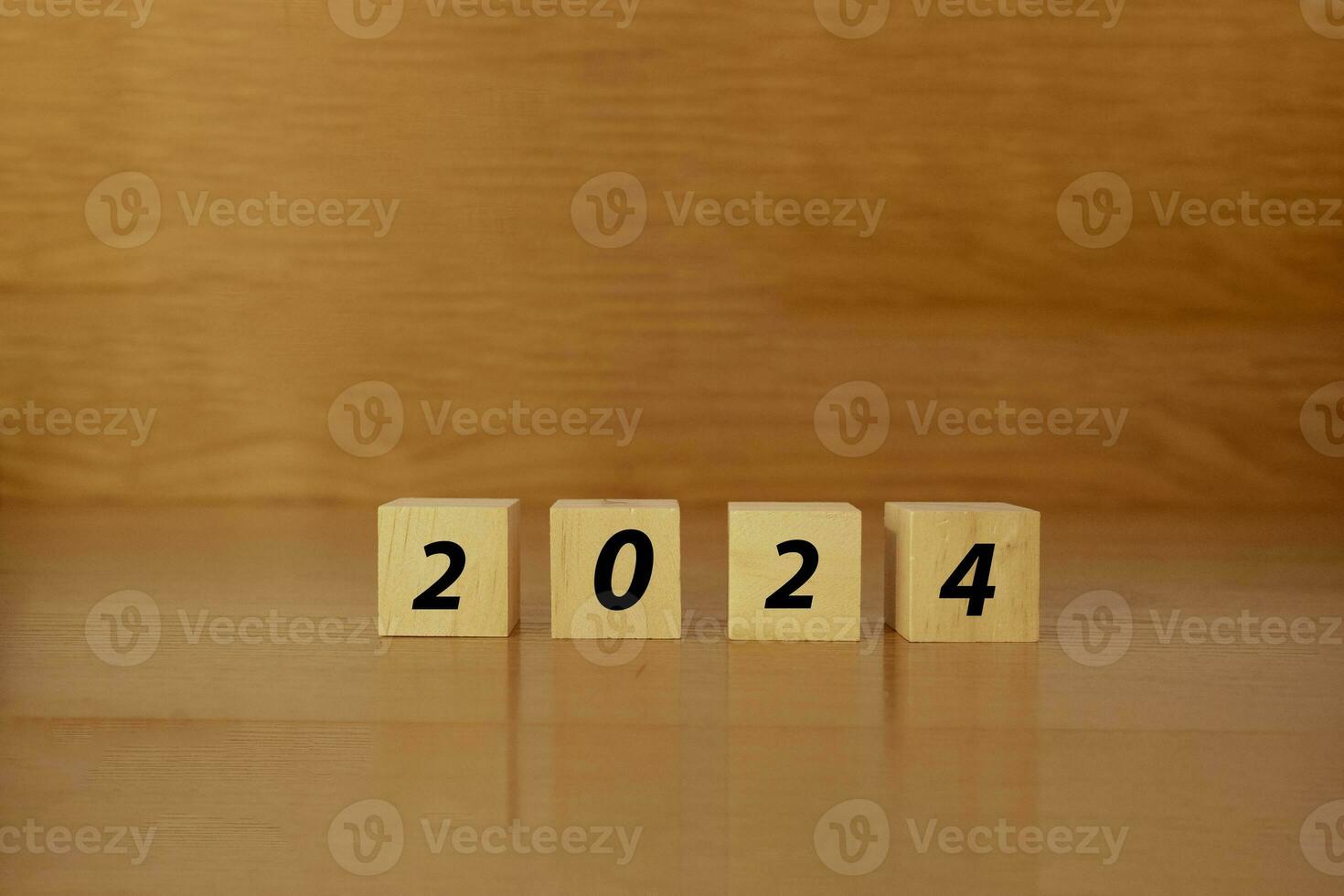 jährlich Kalender von hölzern Würfel zum das Jahr 2024 foto