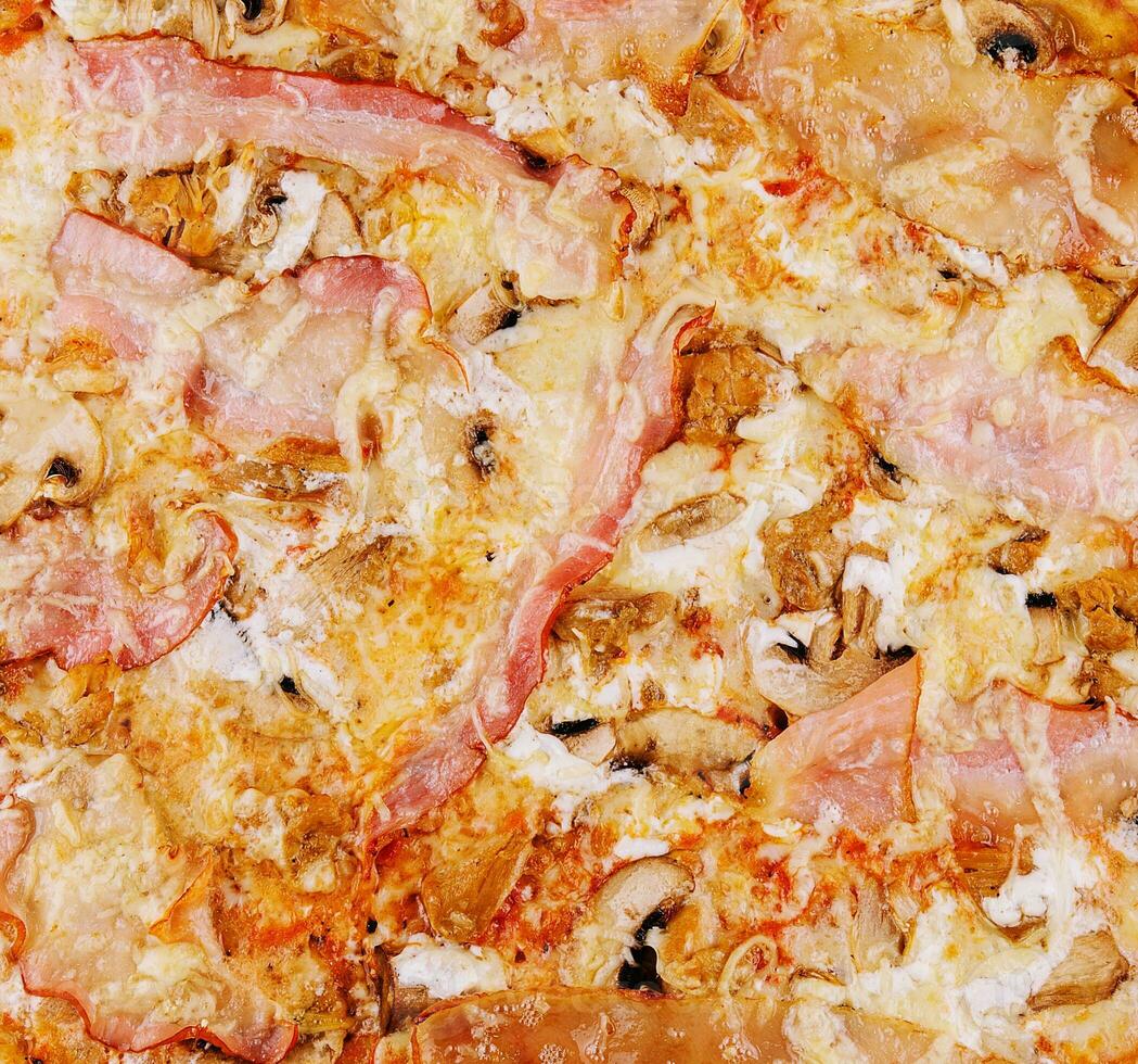 Pizza mit Pilze und Speck auf oben Aussicht foto