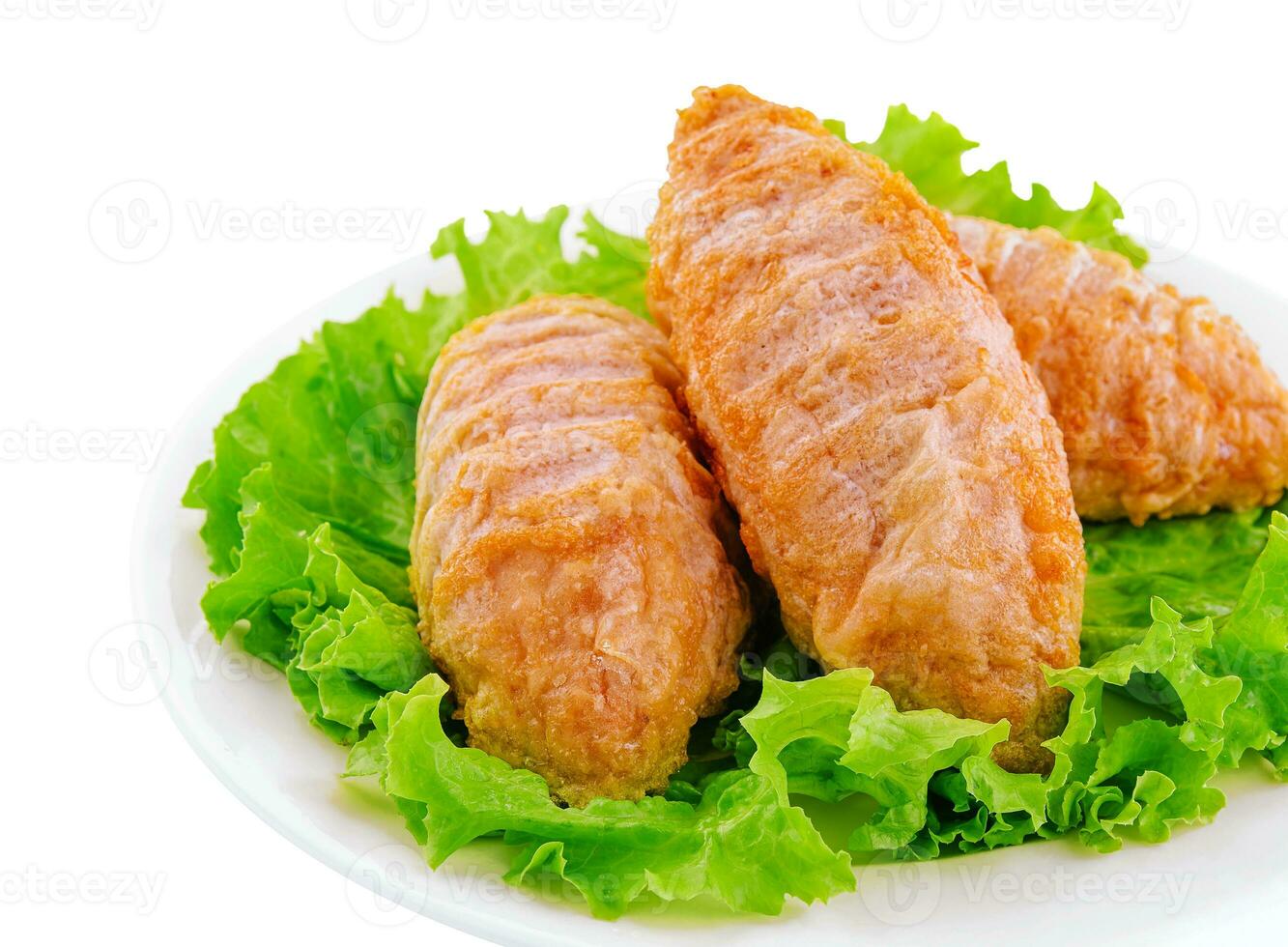 drei Hähnchen Fleischklößchen auf Grüner Salat Blätter foto