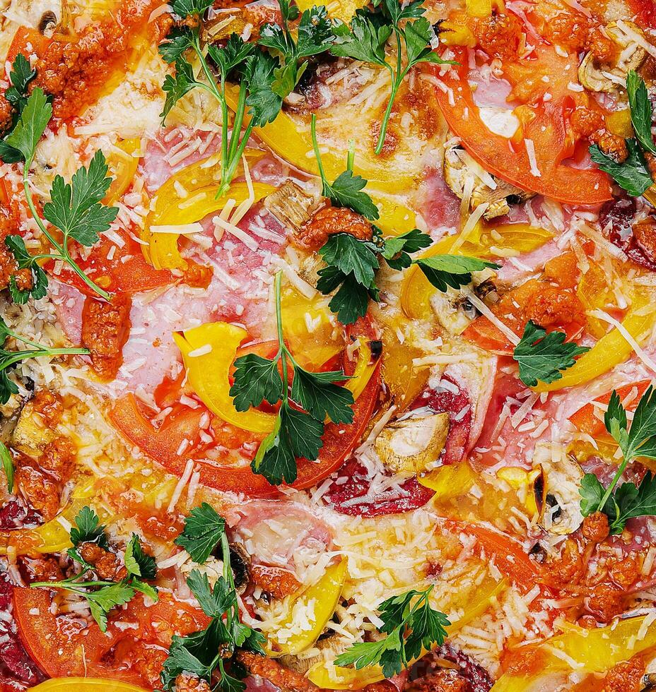 frische leckere Pizza im Herdofen mit Wurst, Paprika und Tomaten foto