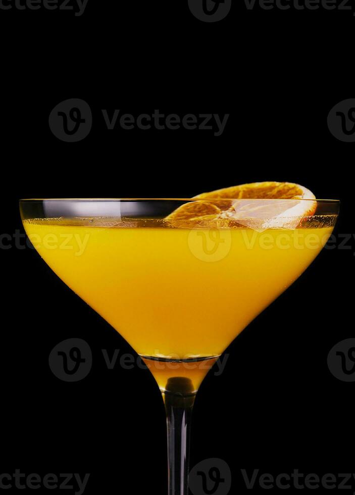 Orange Martini oder Margarita Cocktail auf schwarz foto