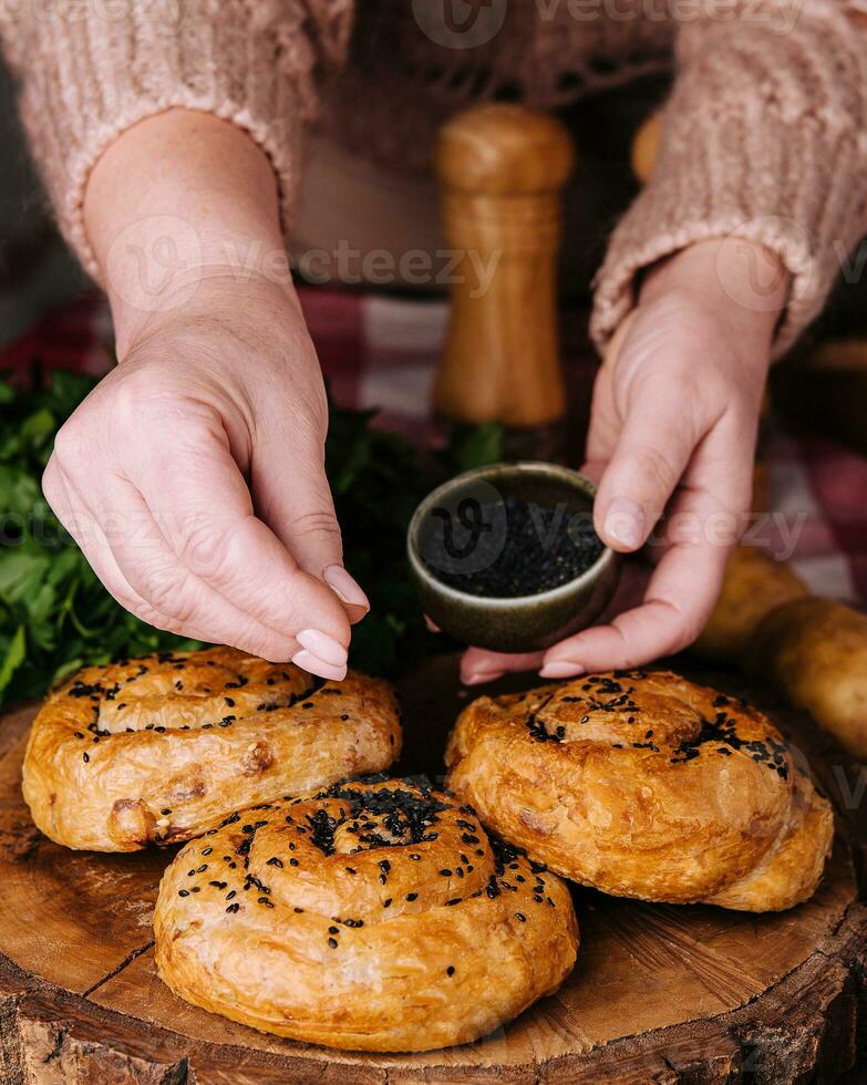 Frau Sträusel Saat frisch verdrehte Brötchen mit Sesam Saat foto