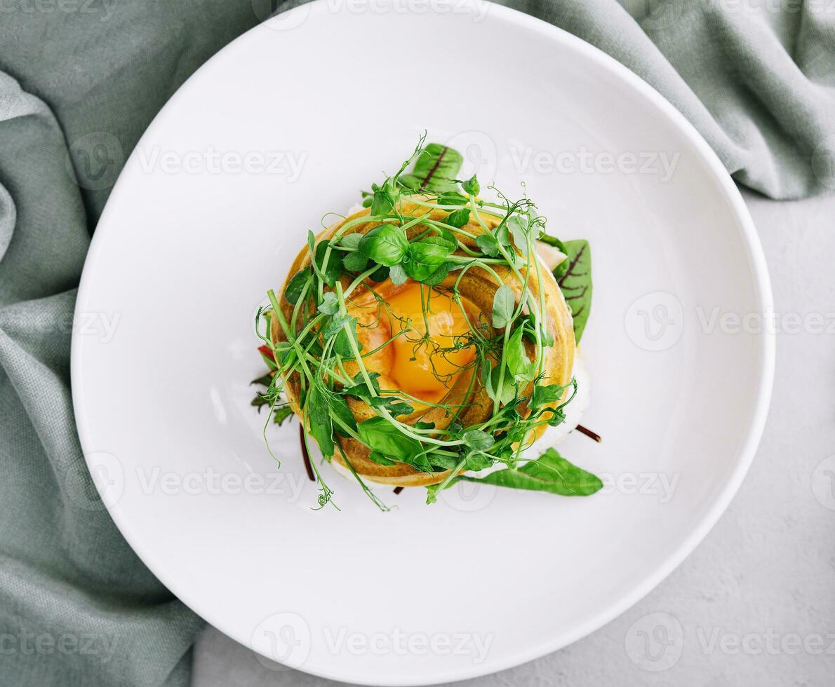 Bagel mit gesalzen Lachs, Spinat, Avocado und Sanft gekocht Ei mit Flüssigkeit Eigelb foto