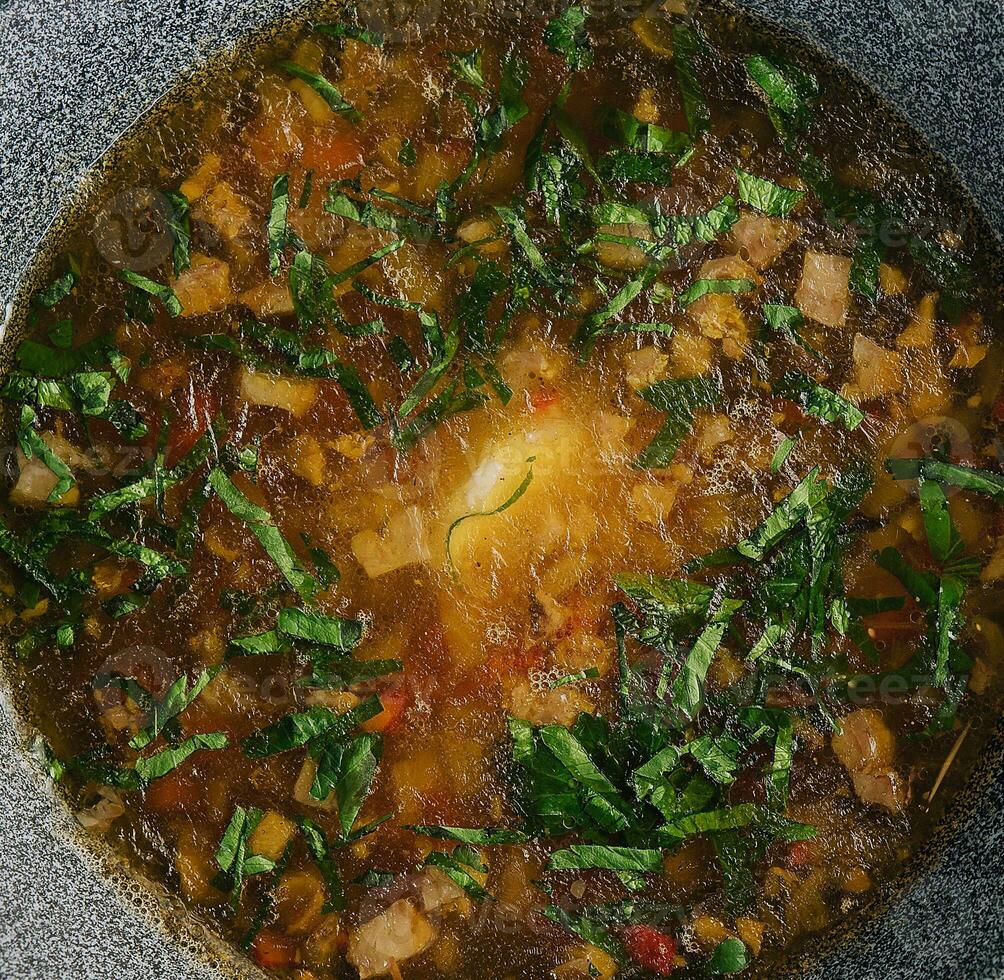 Zwiebel Suppe mit geröstet Brot oben Aussicht foto