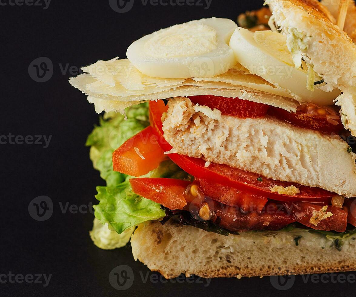 Hähnchen Sandwich mit gekocht Eier, Tomaten und Käse foto