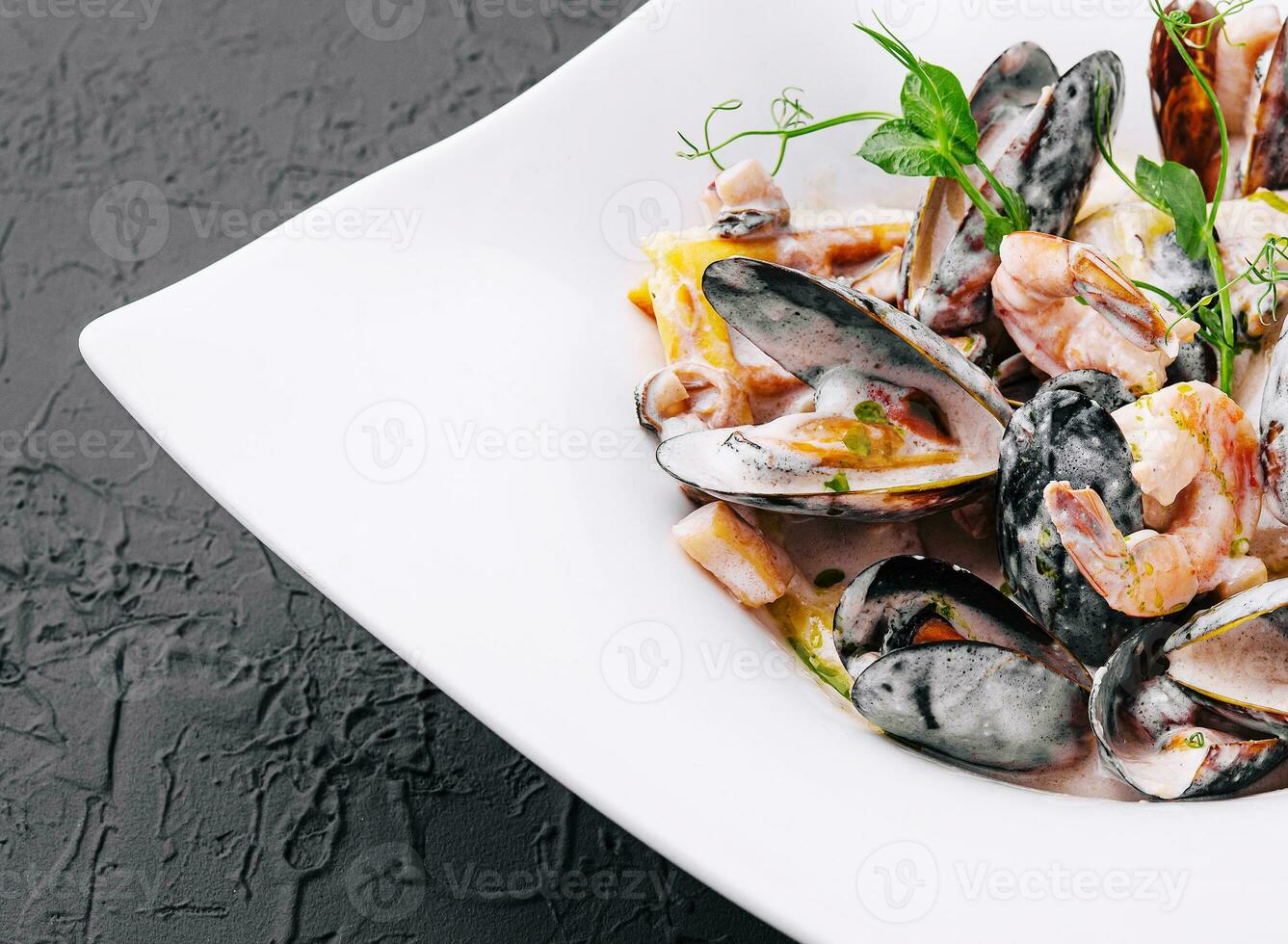 Belgier Waffeln mit Meeresfrüchte im ein cremig Soße foto