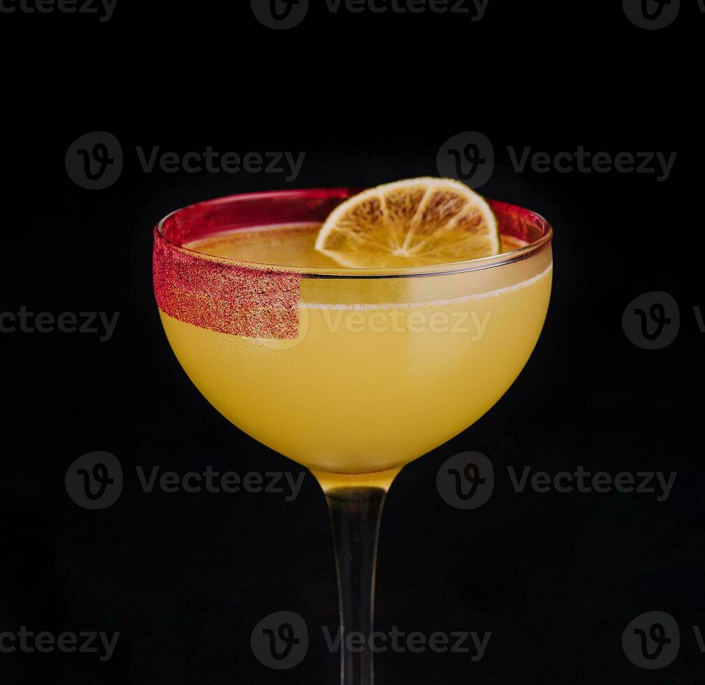 Orange Martini oder Margarita Cocktail auf schwarz foto