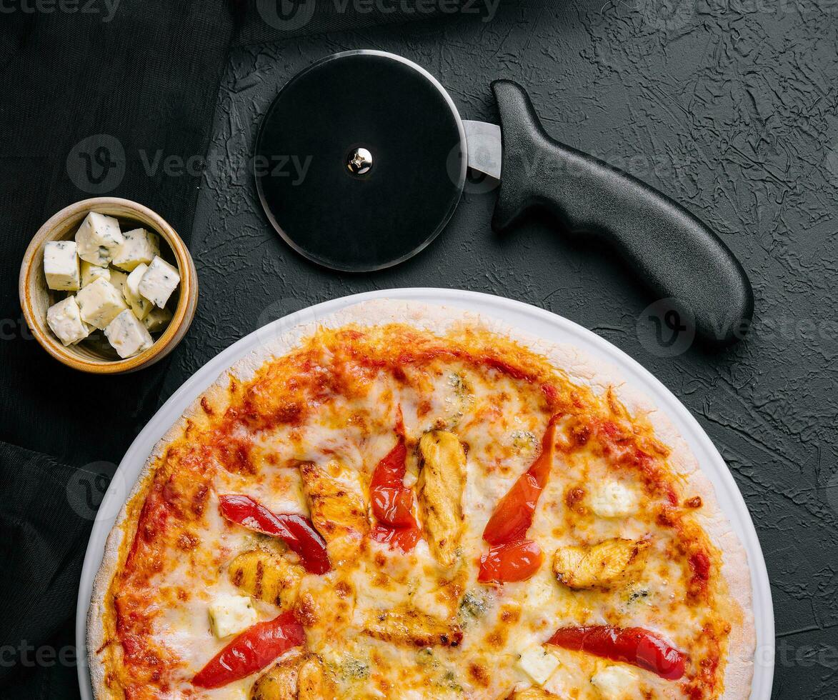 heiß köstlich traditionell Italienisch Pizza auf ein dunkel Stein Hintergrund foto