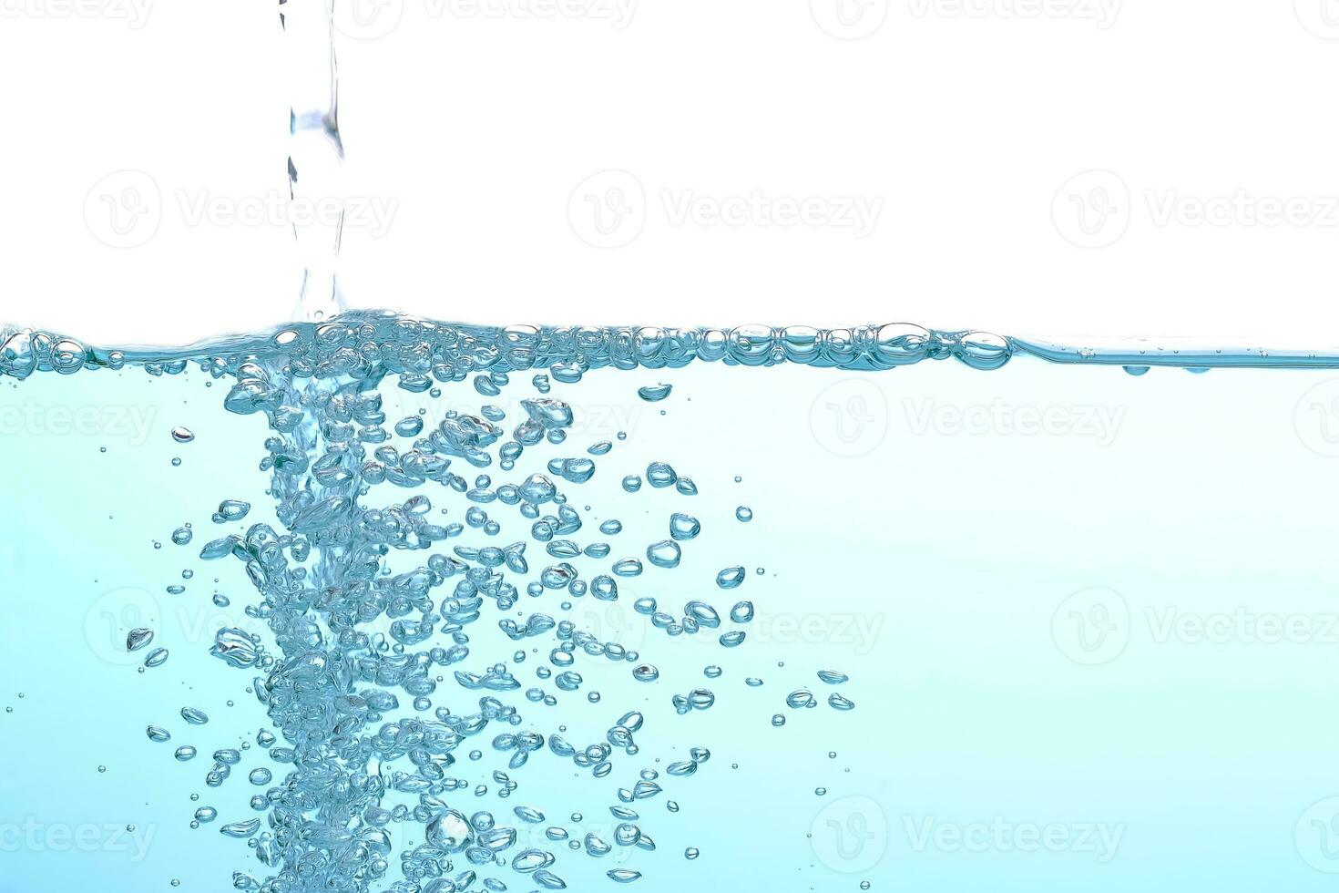 Wasser Oberfläche und unter Wasser Luftblasen Weiß Hintergrund. Nahansicht Sicht. foto