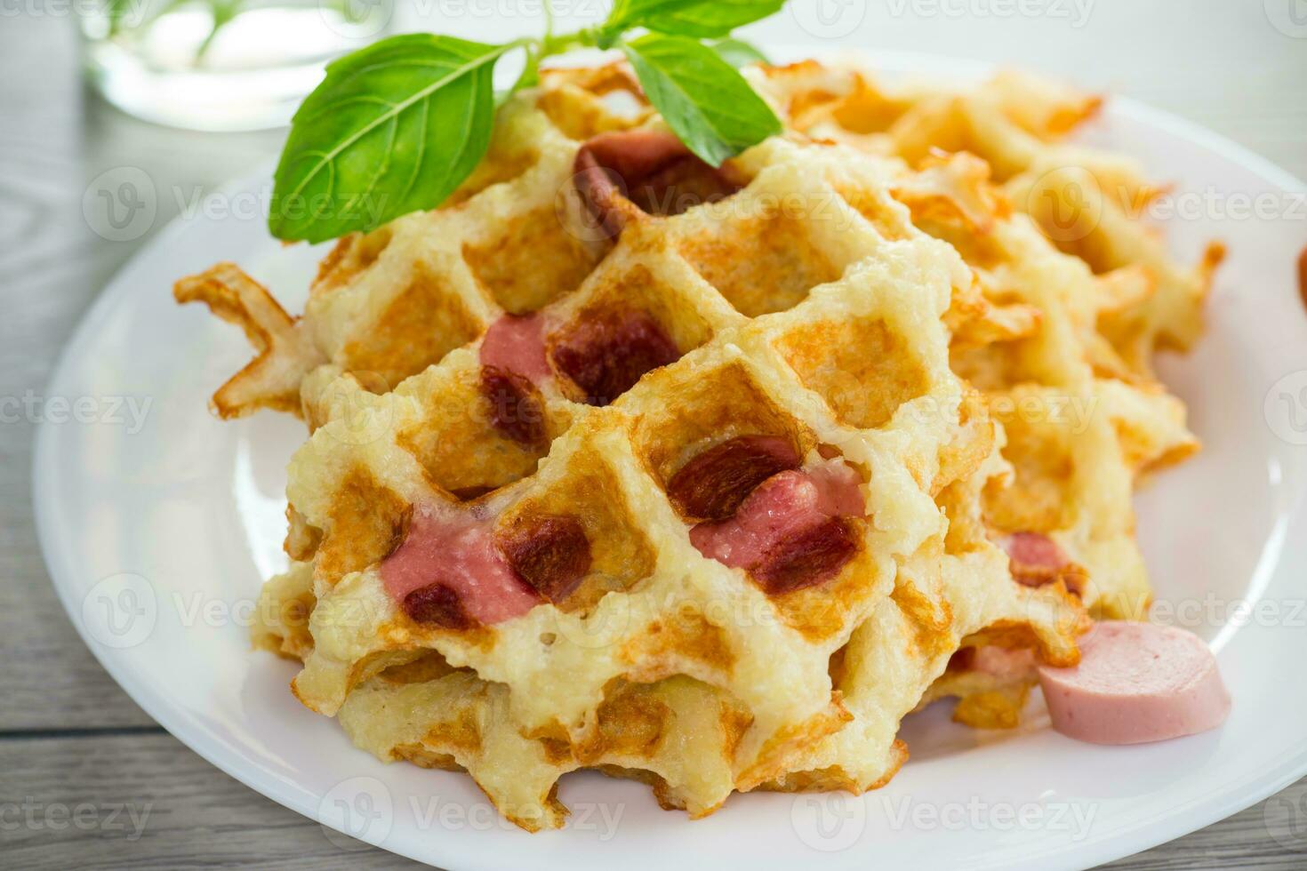 gekocht gebraten Kartoffel Waffeln mit Würstchen Füllung Innerhalb foto