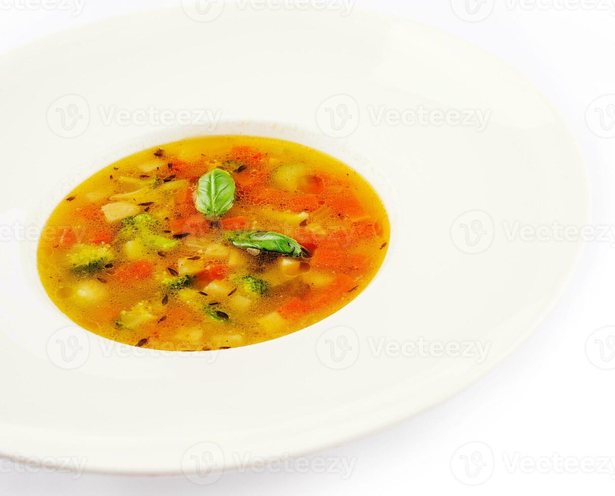 Teller von Hähnchen Suppe isoliert auf Weiß foto