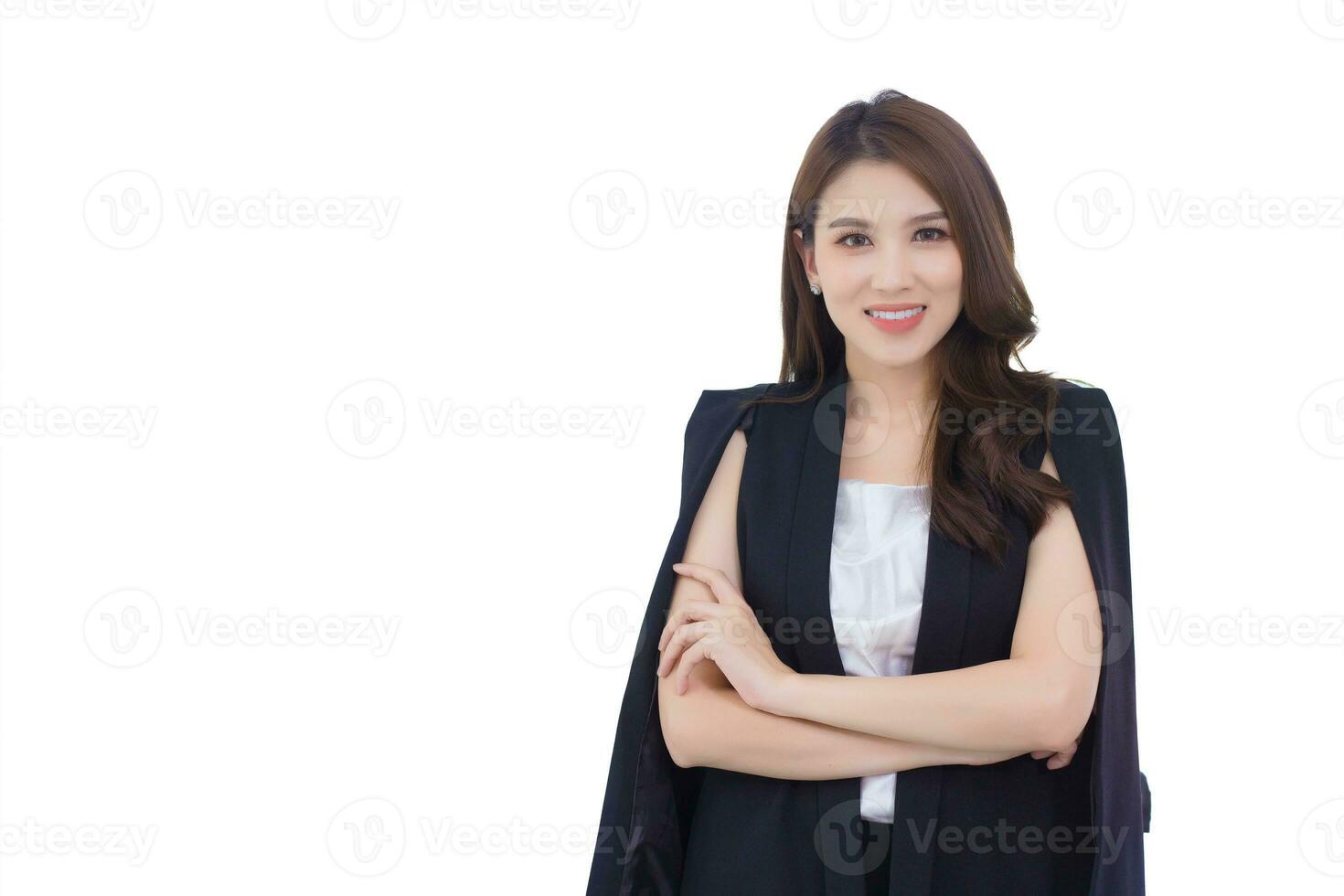 Fachmann asiatisch zuversichtlich Arbeiten Frau Wer hat ein lange Haar mit ein schwarz passen ist Stehen und Arm Kreuzung im Arbeit isoliert auf Weiß Hintergrund. foto