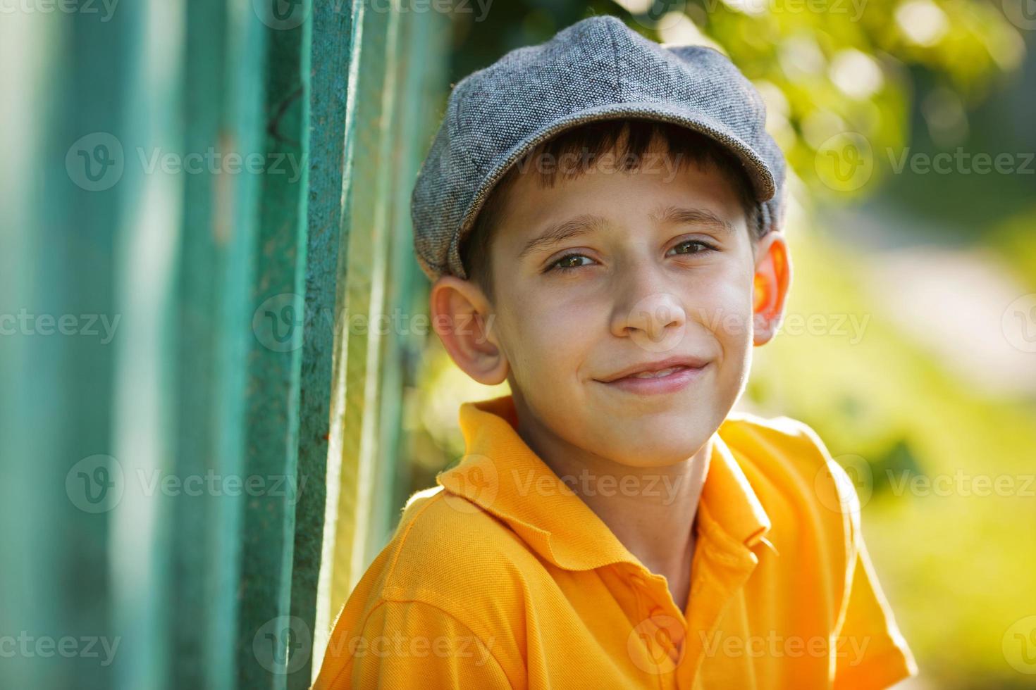 glücklicher Junge in einer grauen Mütze foto