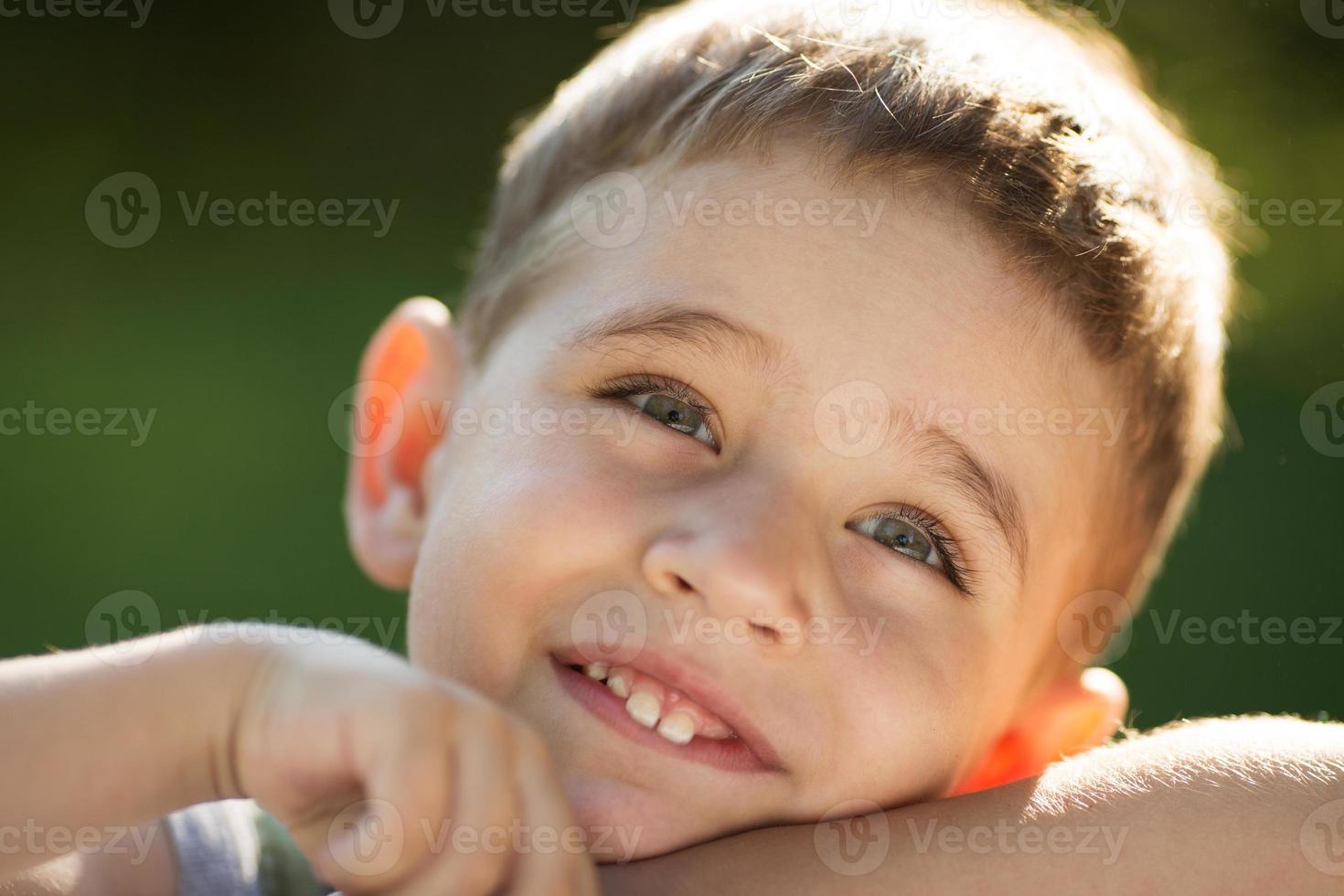Nahaufnahmeportrait eines fröhlichen Jungen foto
