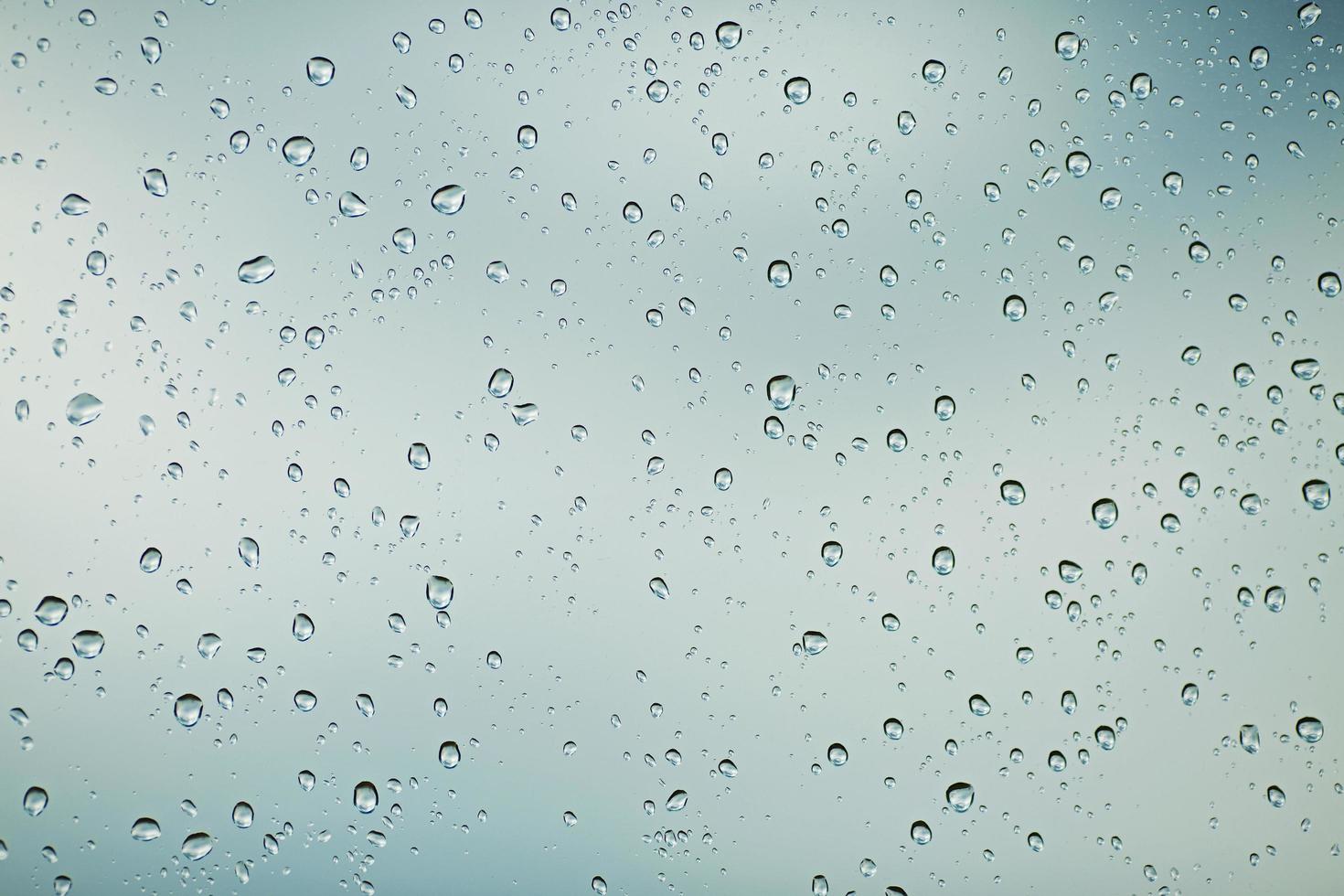 Regentropfen tropfen auf das Glas foto