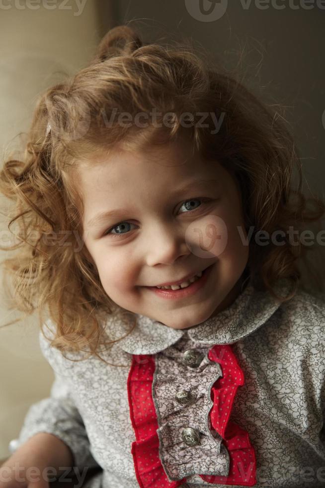 Porträt eines glücklichen kleinen Mädchens foto