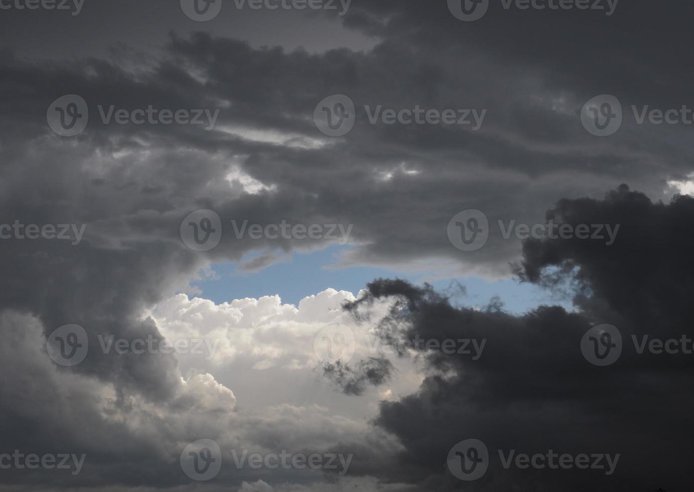 bewölkter dunkler Himmel foto