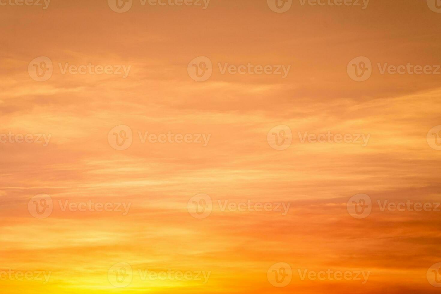 schön von Luxus Sanft Gradient Orange Gold Wolken und Sonnenlicht auf das Blau Himmel perfekt zum das Hintergrund, nehmen im Abend, Dämmerung foto