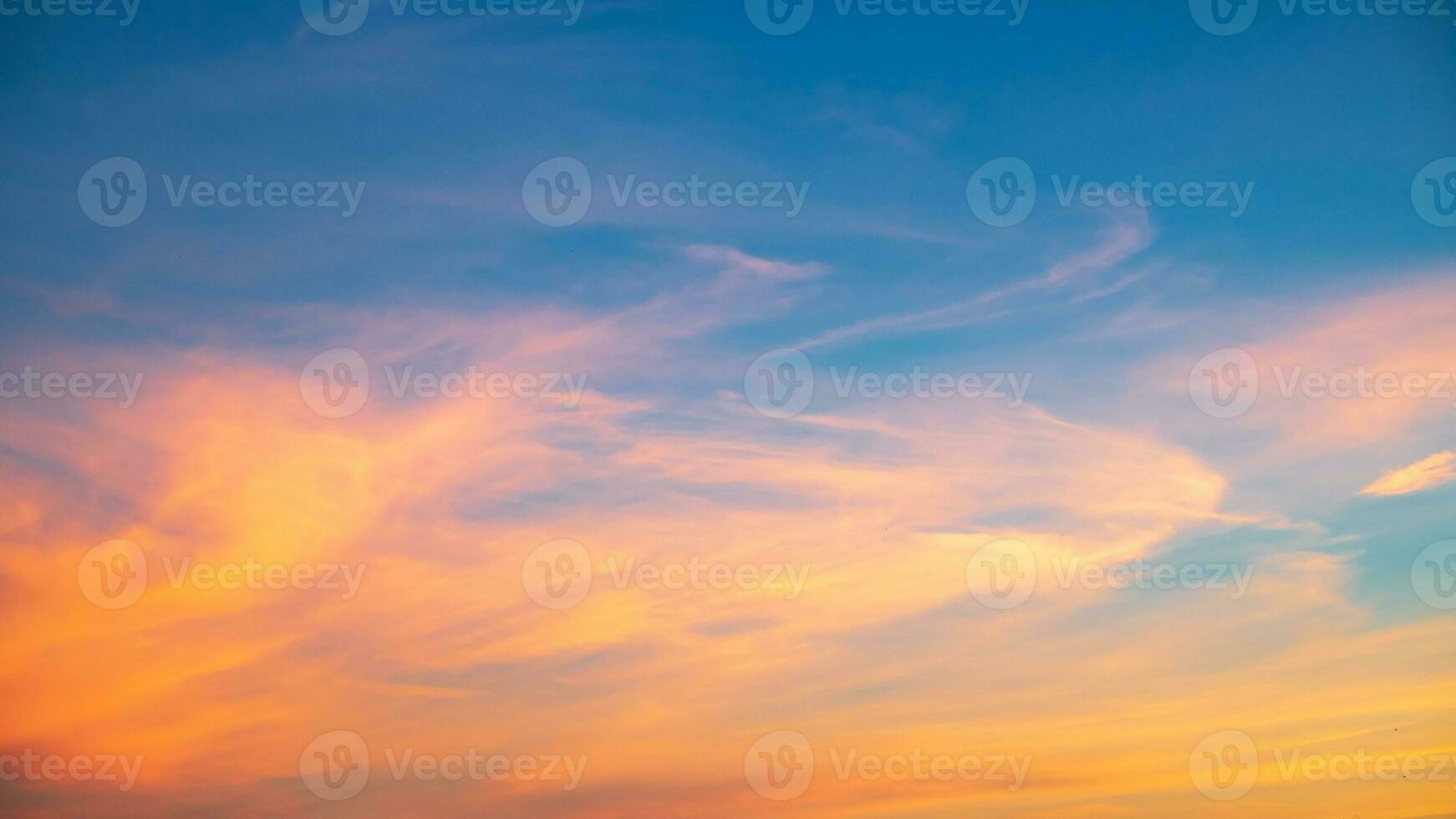 echt tolle schön Sonnenaufgang und Luxus Sanft Gradient Orange Gold Wolken mit Sonnenlicht auf das Blau Himmel perfekt zum das Hintergrund, nehmen im immer, Dämmerung Sonnenuntergang Himmel mit sanft bunt Wolken foto