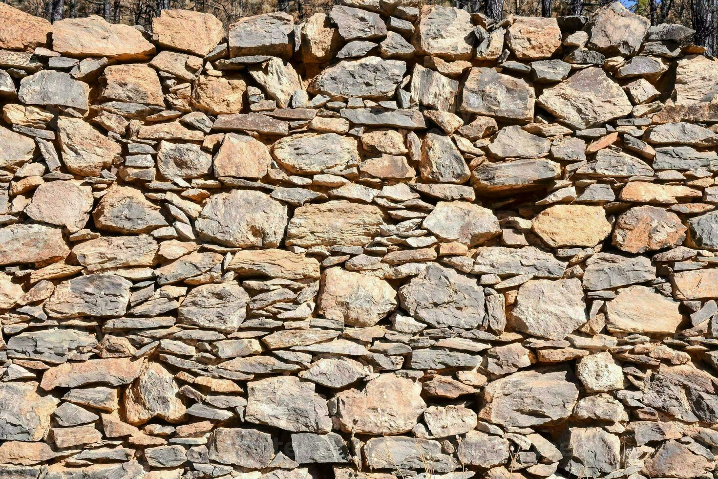 ein Mauer gemacht von Felsen im das Wüste foto