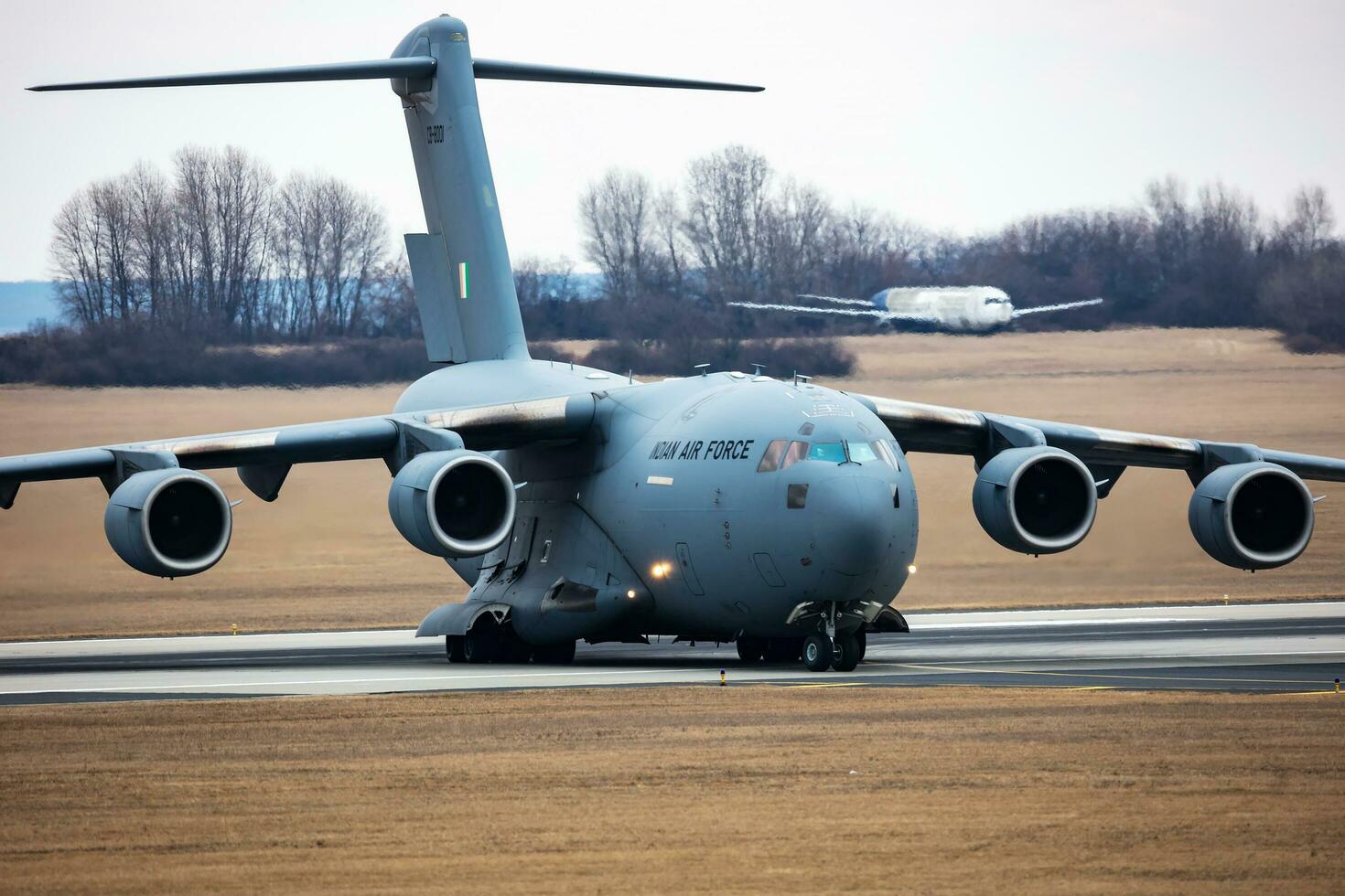 indisch Luft Macht boeing c-17a Globemaster iii Militär- Transport Flugzeug und Flugzeug beim Budapest Flughafen. Evakuierung Besondere Flug zum indisch Bürger weil das ukraine-russisch Krieg. foto