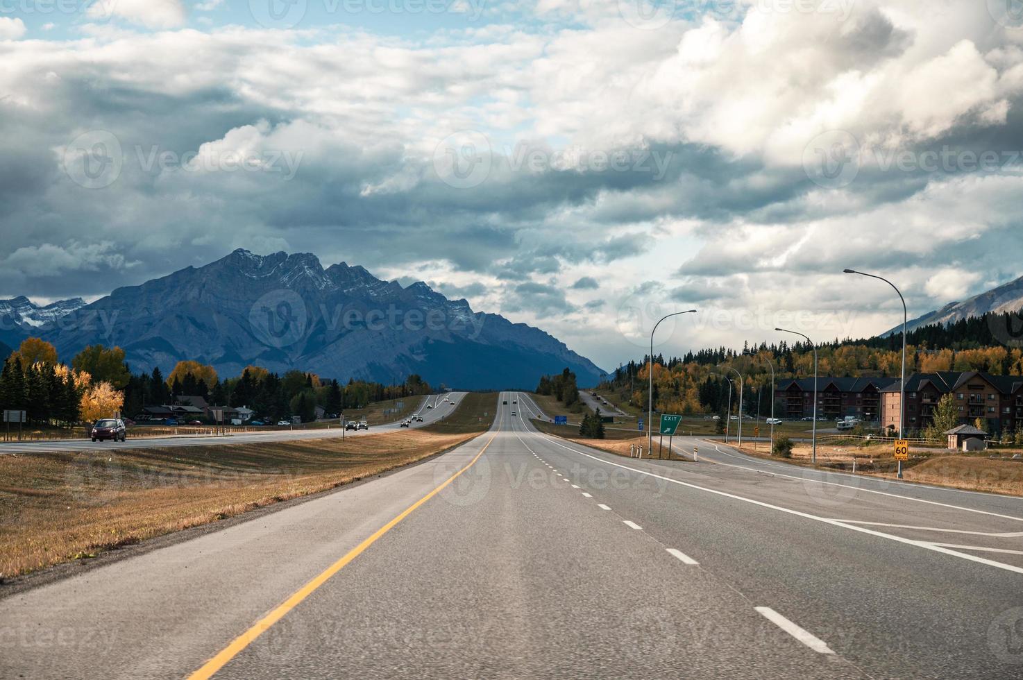 Autofahren auf der Autobahn mit Rocky Mountains im Herbst bei Canmore foto