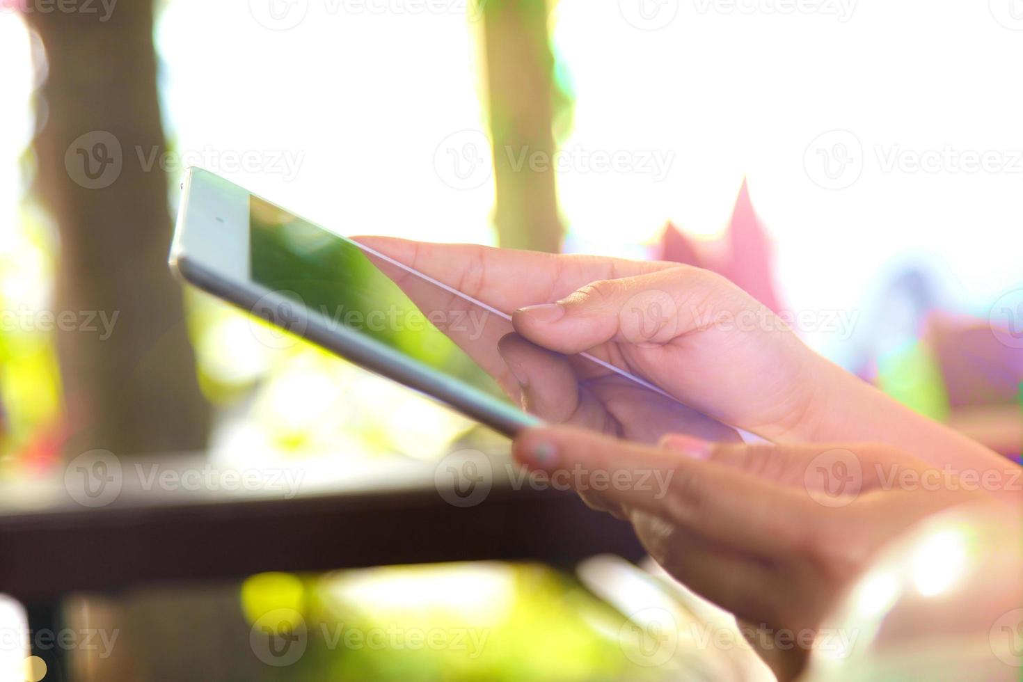 Ausgeschnittene Ansicht von Frauen, die ein digitales Tablet verwenden foto
