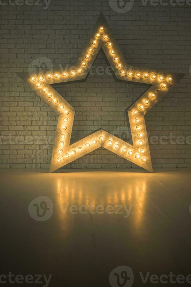 Lampen auf das Star Strahl. leuchtend Lampen. Weihnachten Dekor. foto