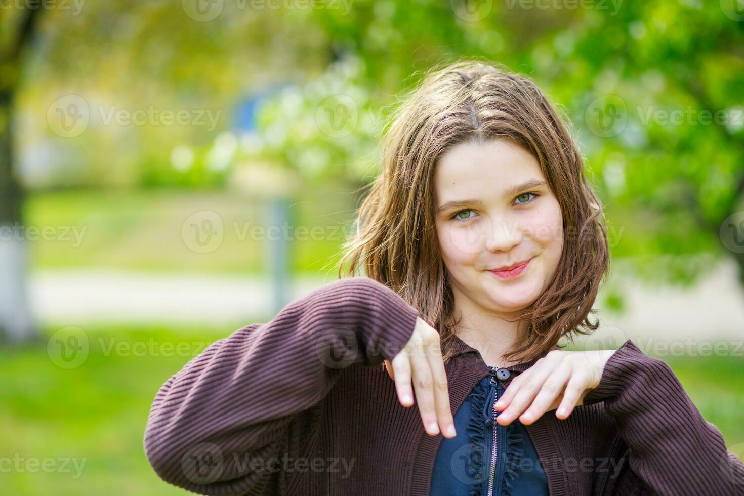 schön Mädchen unter Kirsche Blumen im Frühling. Porträt von ein Mädchen mit braun Haar und Grün Augen. foto