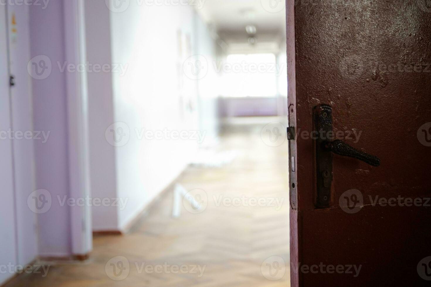 öffnen dunkel Tür gegen Licht leeren Gang von Schule. ukrainisch Schule während Coronavirus Quarantäne. Platz zum Text. Kopieren Raum. Schule, Bildung und Lernen Konzept foto