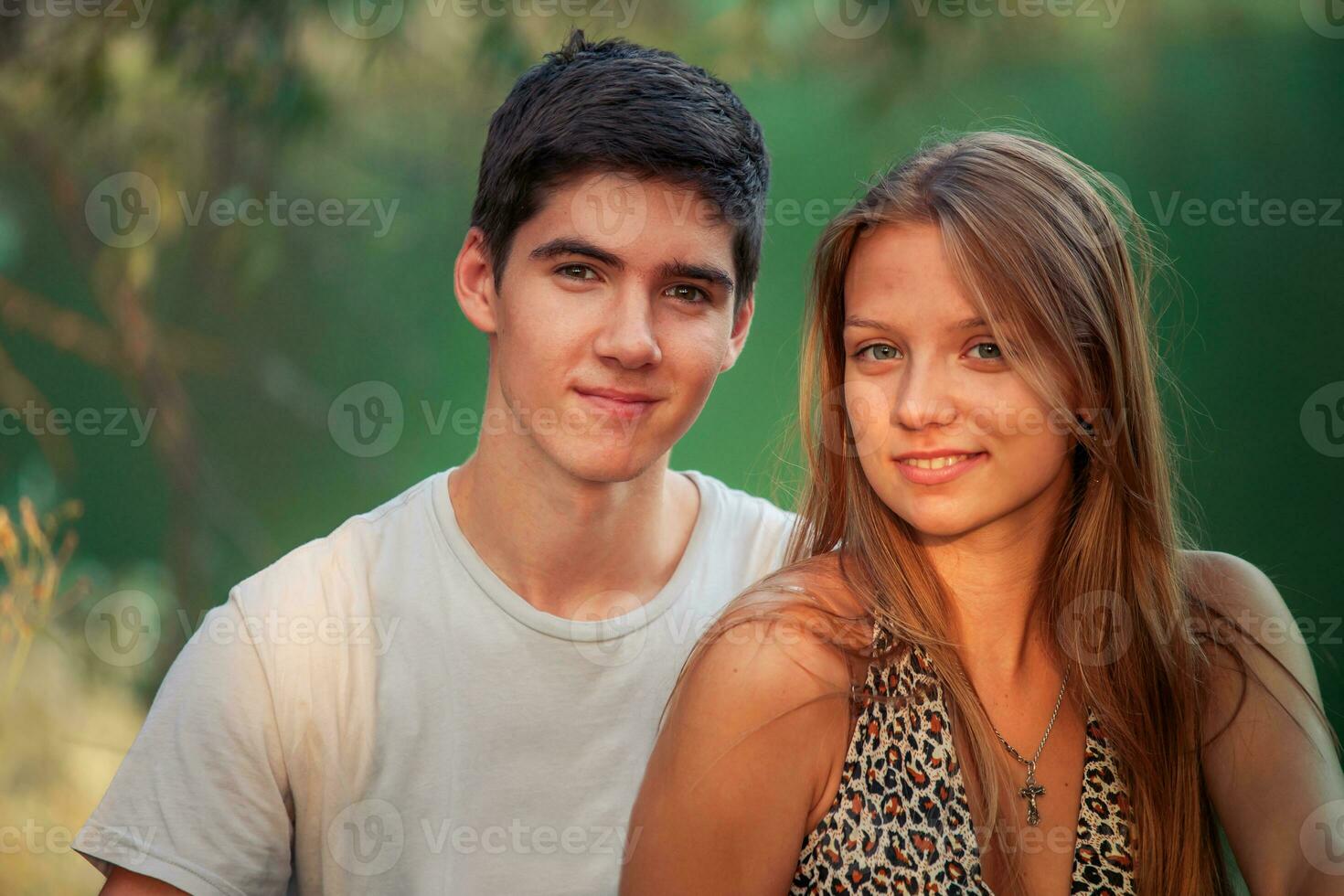 glücklich Paar im Liebe sind glücklich zusammen und lächelnd. Kerl und das Mädchen sind Sitzung durch das Wasser im das Sommer. Valentinstag Tag Konzept foto