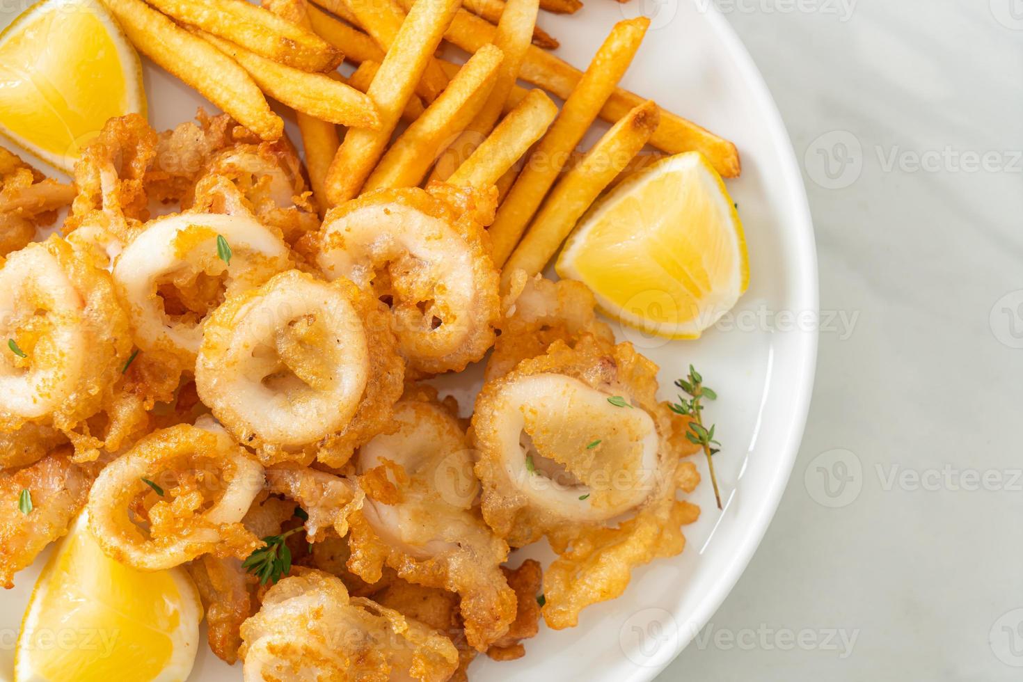 Calamari - gebratener Tintenfisch oder Oktopus mit Pommes foto