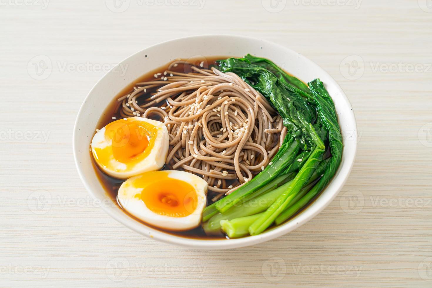 Ramen-Nudeln mit Ei - vegan oder vegetarisch foto