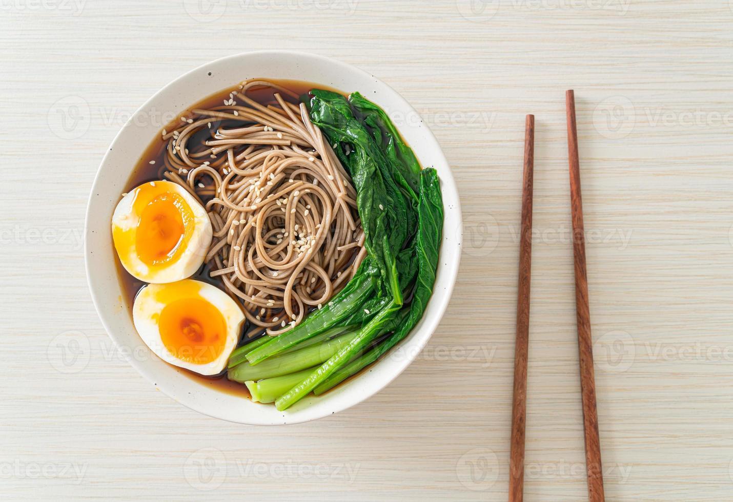 Ramen-Nudeln mit Ei - vegan oder vegetarisch foto