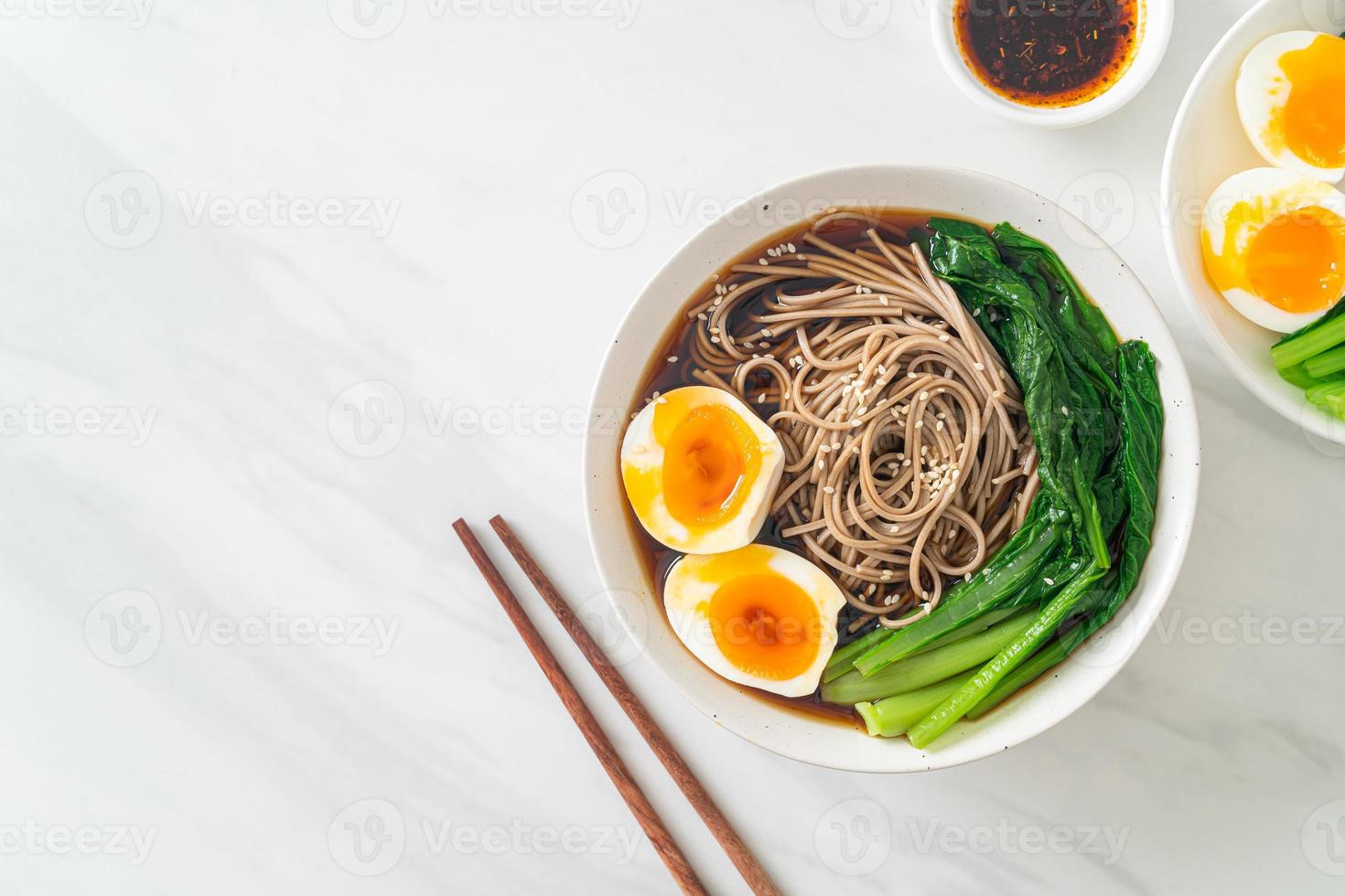 Ramen-Nudeln mit Ei - vegan oder vegetarisch foto