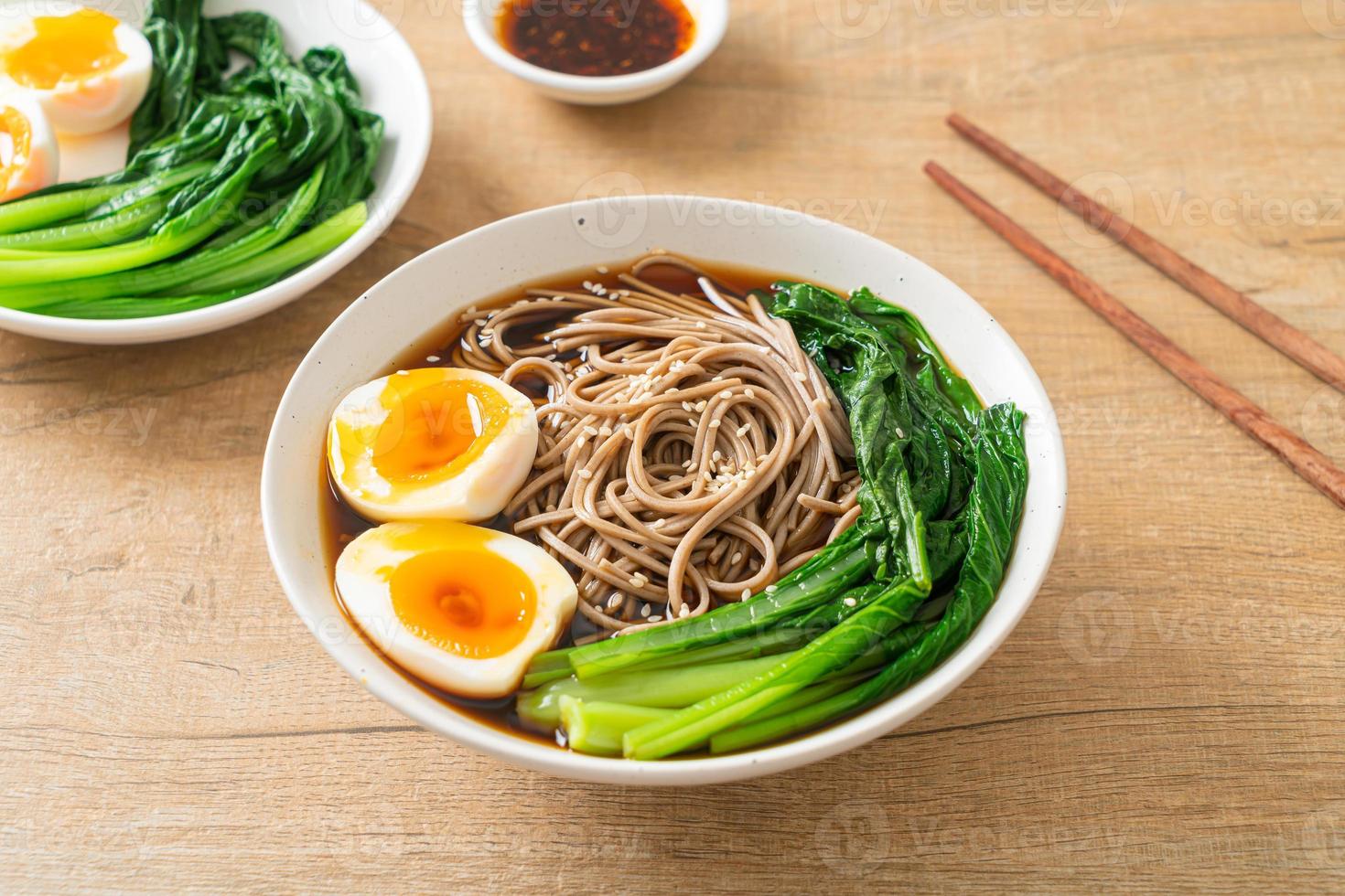 Ramen-Nudeln mit Ei - vegan oder vegetarisch foto